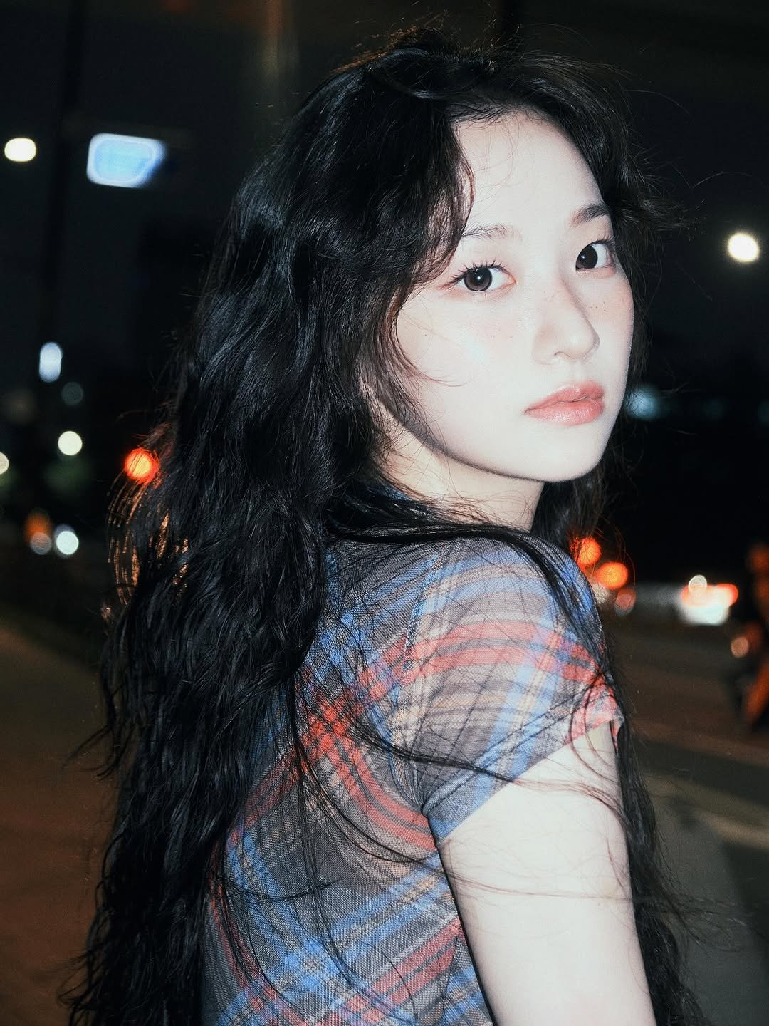 Photo shared by 김이경 Kim Yi Kyeong on August 08, 2025 tagging @jin_ni_makeup, @ssonxxon, and @xxcolored. May be an image of 1 person, hair, street and text.