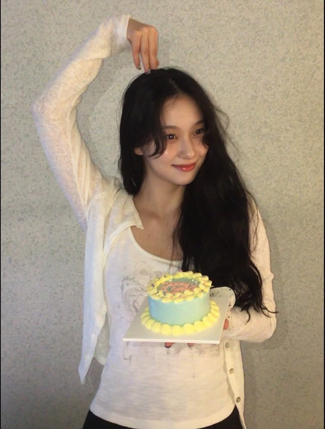 Photo by 김이경 Kim Yi Kyeong on October 15, 2025. May be an image of one or more people, hair, cake, top and text.