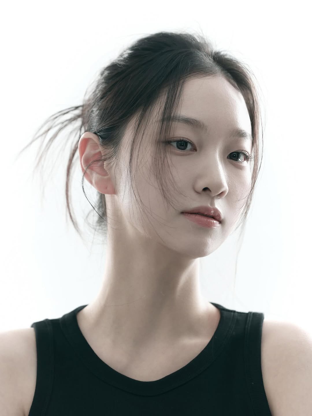 Photo by 김이경 Kim Yi Kyeong on December 31, 2025. May be a closeup of one or more people, braids, makeup, top and text.