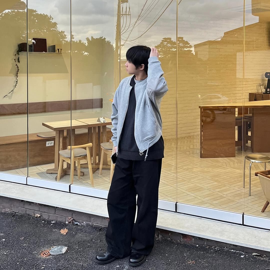 Photo shared by 동규 | 패션 크리에이터 on November 02, 2025 tagging @noun.seoul, and @noun.styleguide. May be an image of duffle coat, display case, parka, cornflower and text.