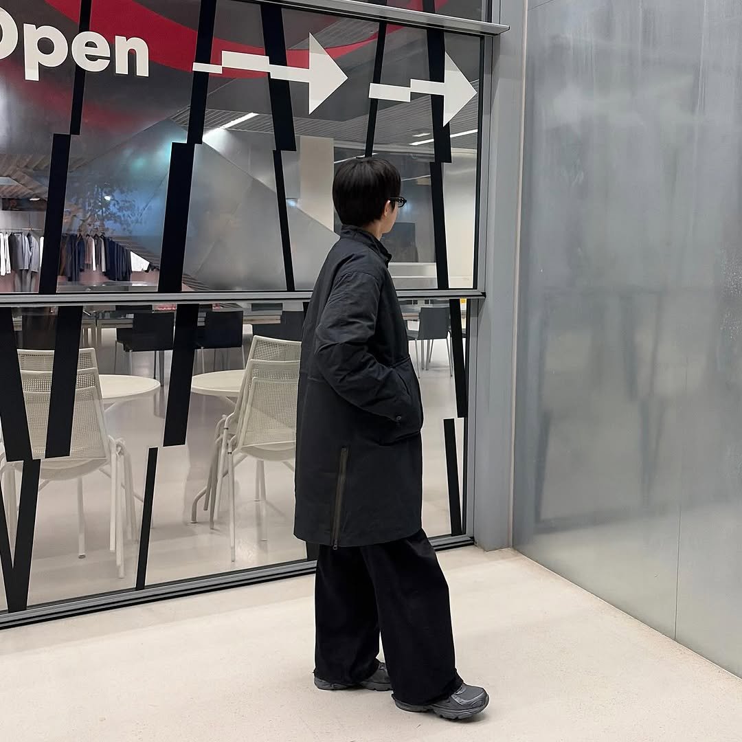 Photo shared by 동규 | 패션 크리에이터 on November 23, 2025 tagging @newbalance, and @folder_korea. May be an image of standing, duffle coat, overcoat, display case, parka, cornflower, sliding door and text.