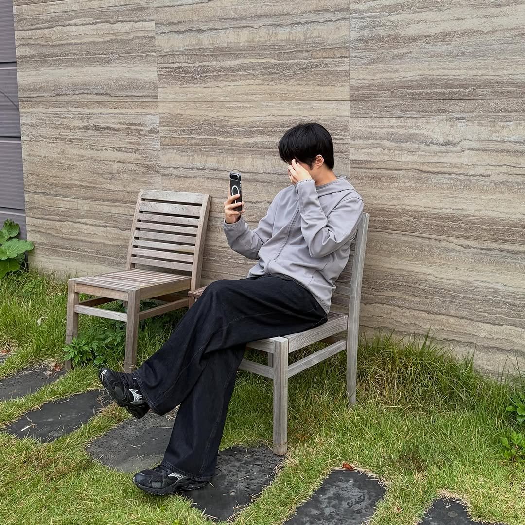 Photo shared by 동규 | 패션 크리에이터 on October 07, 2025 tagging @folder_korea, and @mizunokr. May be an image of phone, deck chair, cigarette and tablet.