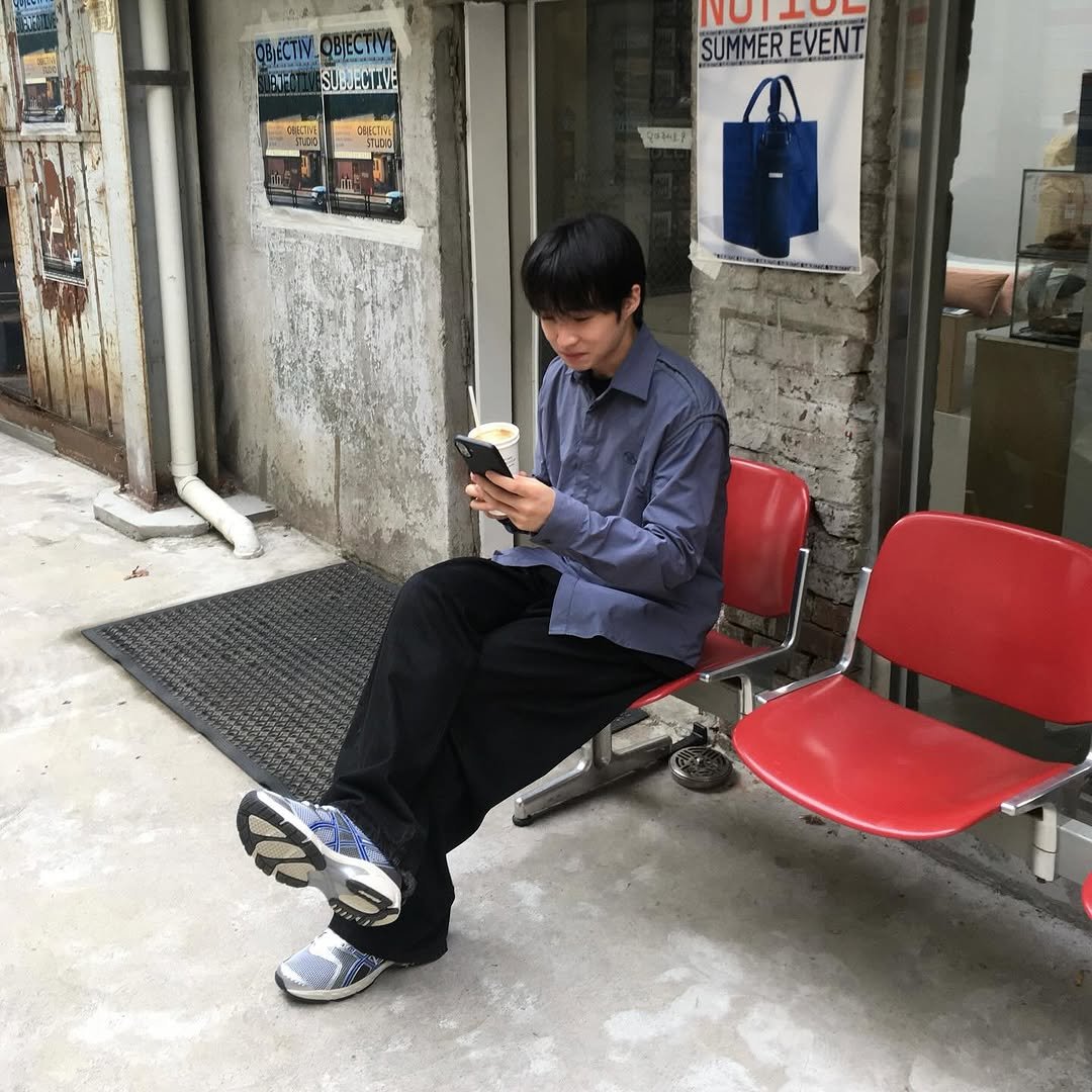 Photo shared by 동규 | 패션 크리에이터 on September 07, 2025 tagging @asics, @folder_korea, @asics_sportstyle_kr, and @asicskr.