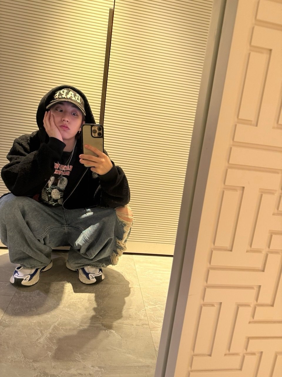 Photo by 한지성 on January 10, 2026. May be a selfie of duffle coat, sweatpants, mirror and parka.