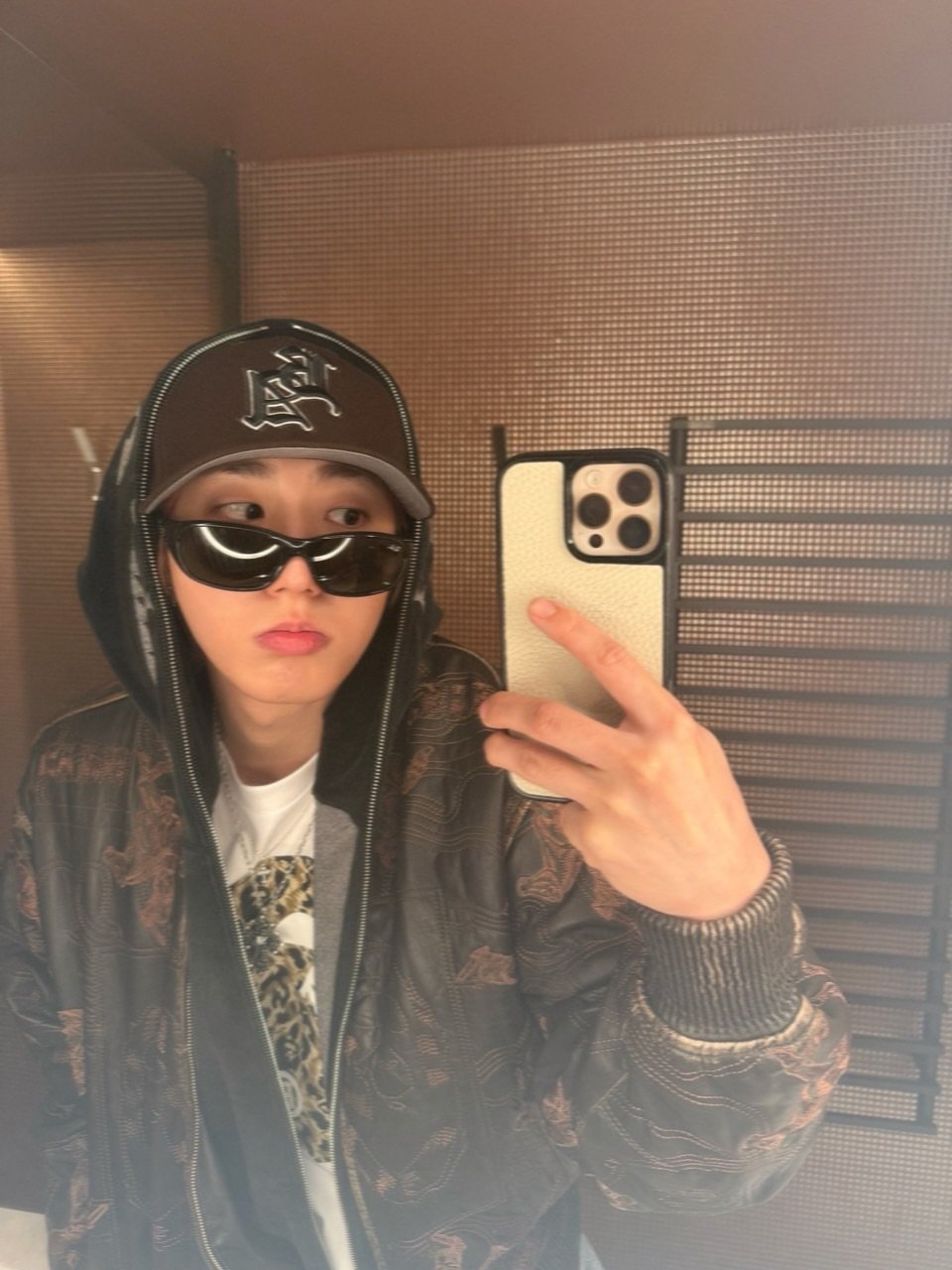 Photo by 한지성 on January 25, 2026. May be a selfie of one or more people, bangs, phone, hat, top, face mask, mirror, glasses, bolo tie and text that says 'ትንን K'.