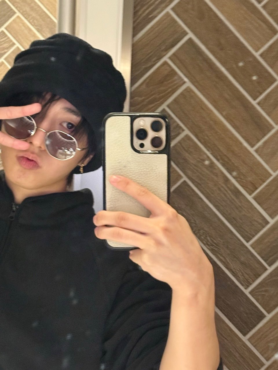 Photo by 한지성 on March 09, 2026. May be a selfie of phone, hat, beret, mirror and text.