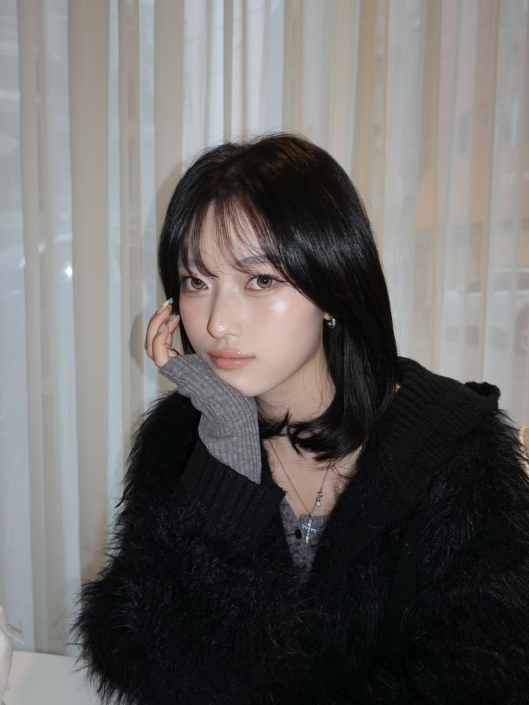 Photo shared by 김은솔 on November 08, 2025 tagging @hemeko.o, and @glowishere. May be an image of one or more people, hair, makeup, duffle coat, parka, turtleneck, top and text.