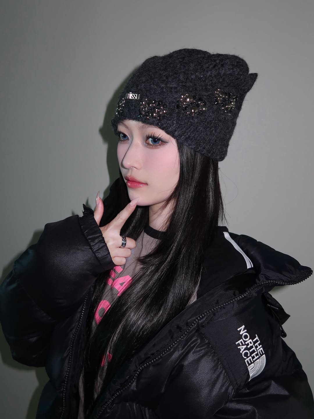 Photo shared by 김은솔 on January 07, 2026 tagging @atiissu. May be an image of hat, goosedown coat, duffle coat, beret, parka and text.