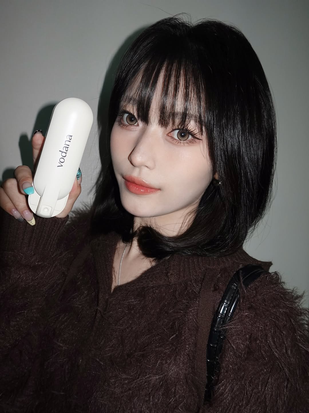 Photo shared by 김은솔 on November 23, 2025 tagging @vodana. May be an image of one or more people, hair, makeup, hair product, hand cream and text.