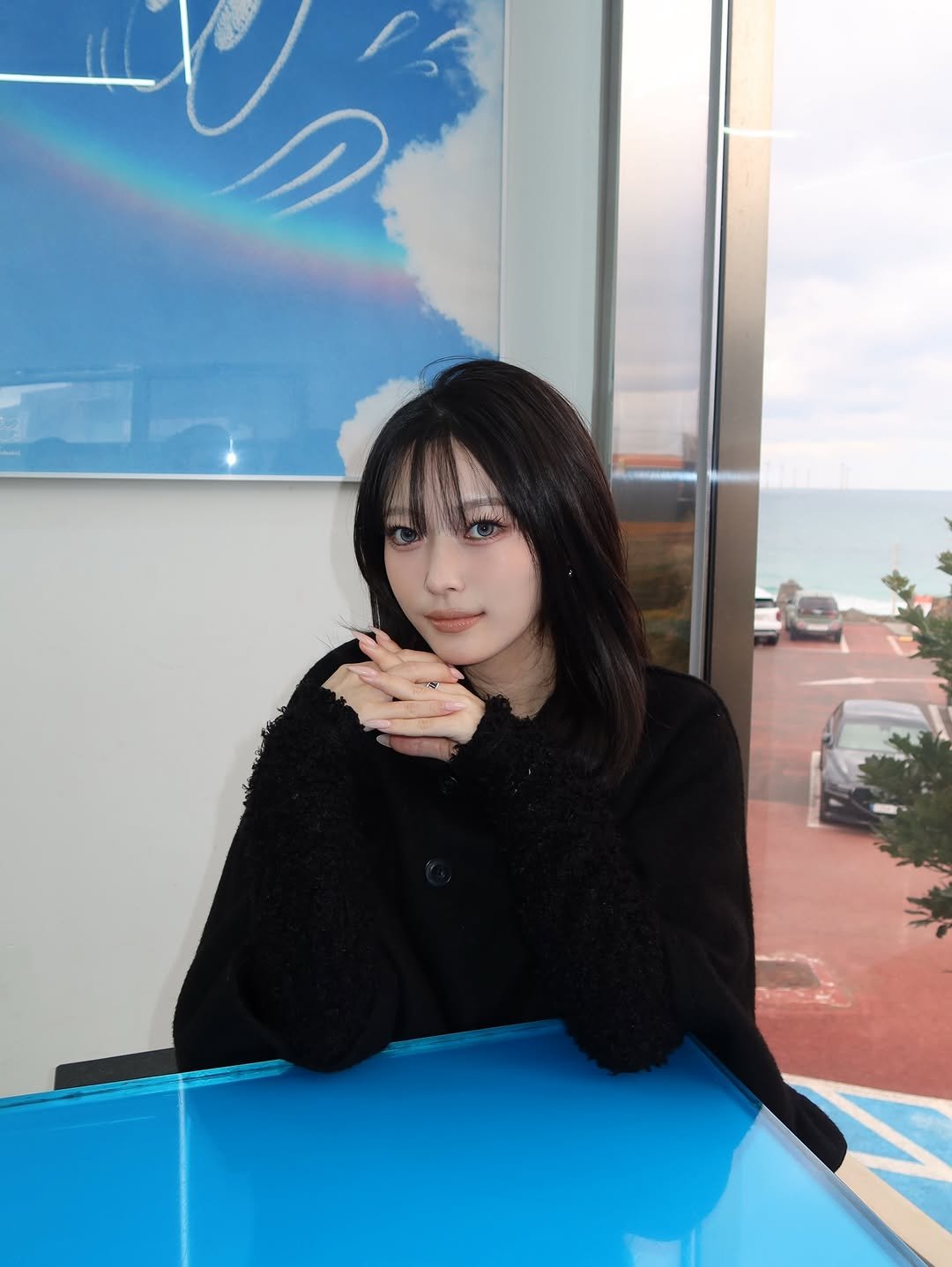 Photo by 김은솔 on January 04, 2026. May be an image of one or more people, hair, duffle coat, top and text.