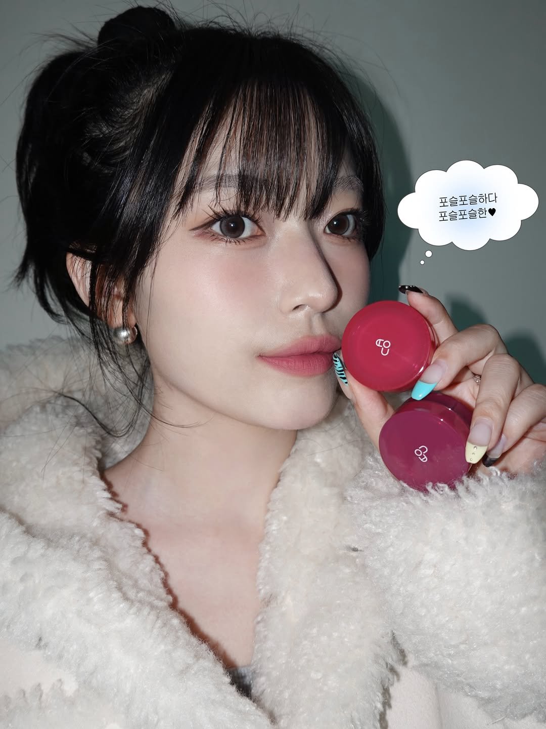 Photo shared by 김은솔 on November 30, 2025 tagging @hemeko.o, and @aoucosmetics. May be an image of one or more people, makeup, lipstick, people chewing bubblegum, bath robe, perfume, hand cream and text that says '포슬포슬하다 포슬포슬한 CO THUJP'.