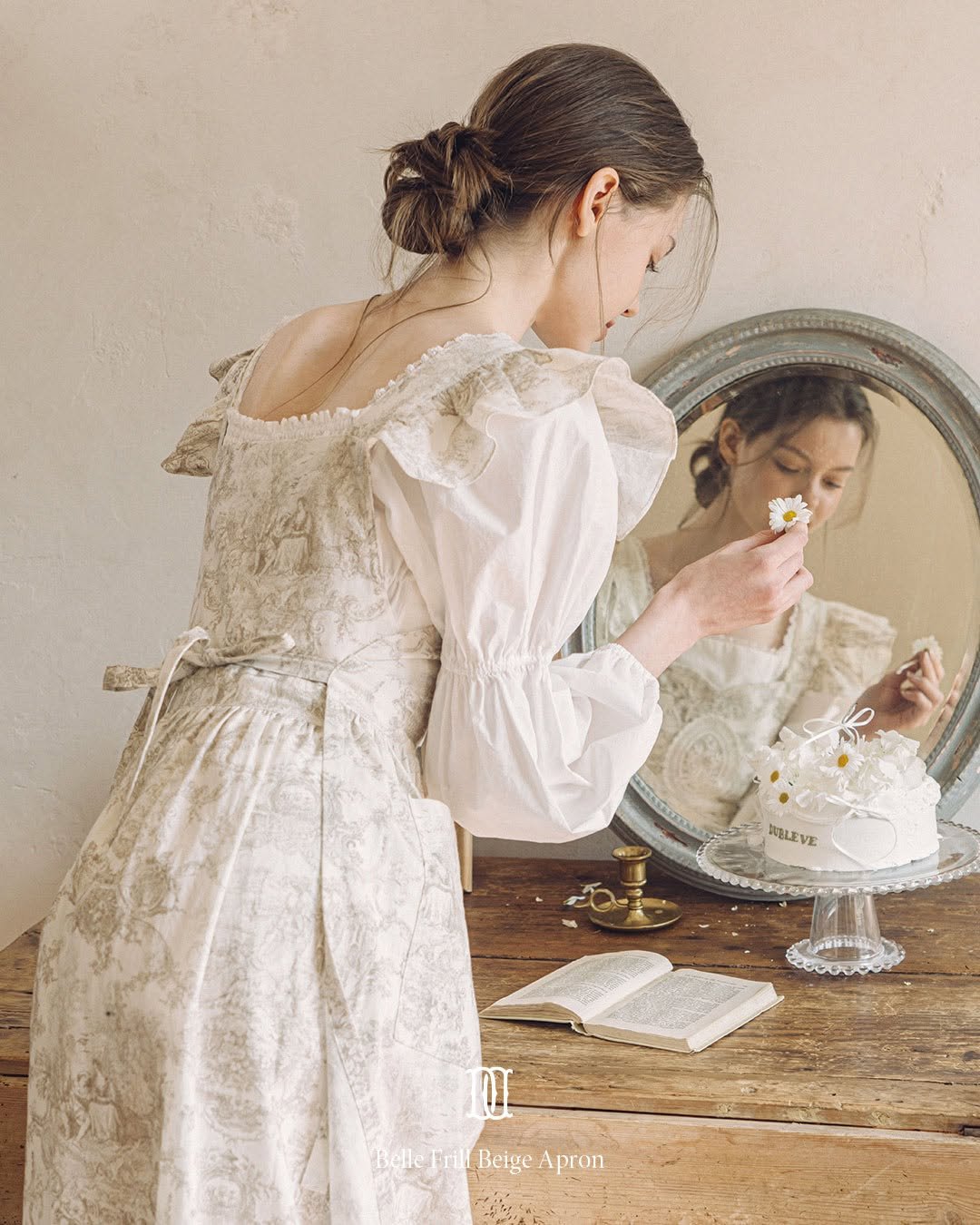 Photo by 드브르베 DUBLEVE on May 27, 2025. May be an image of 2 people and text that says 'J ADATUTTTAA 代 NELEVE τ Belle BelleFril.BeigeApron Fril Beige Apron BelleFrill FrillBeige'.