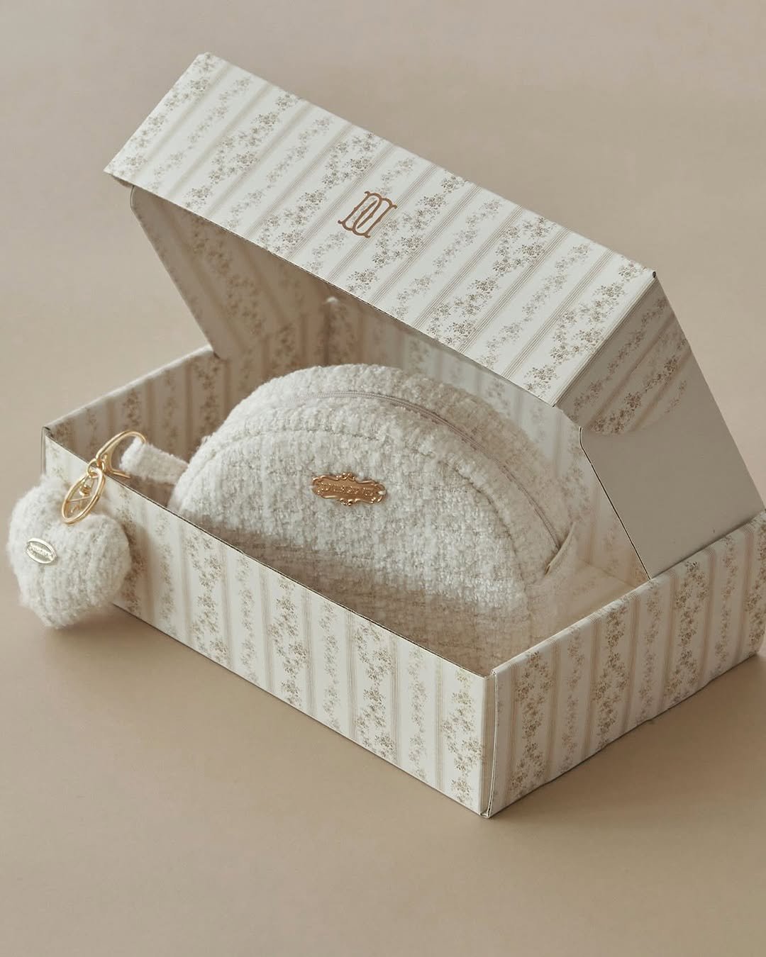 Photo by DUBLEVE 드브르베 on December 19, 2025. May be an image of napkin ring, box, carton, hamper and text.