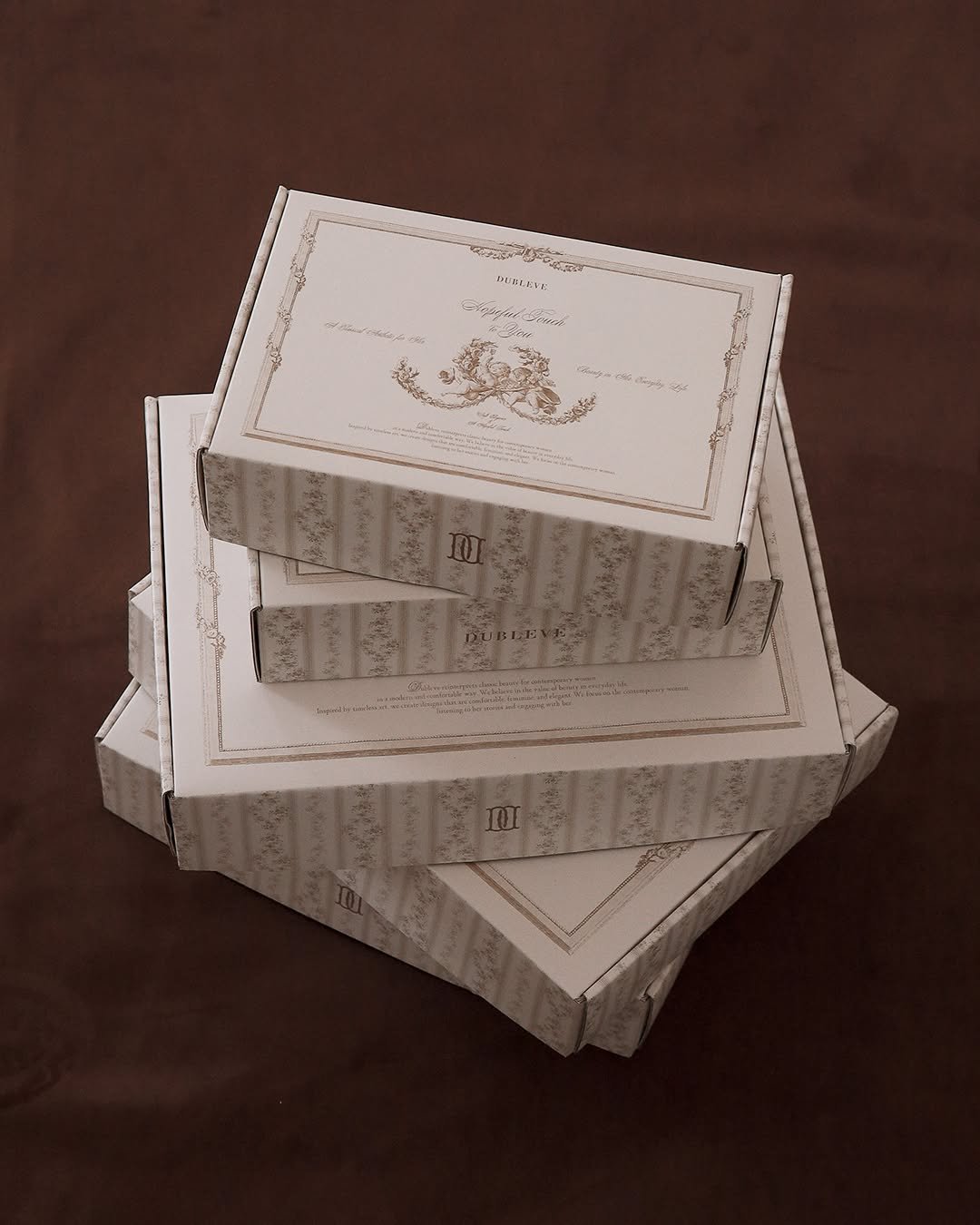 Photo by DUBLEVE 드브르베 on October 27, 2025. May be an image of matchbook, book, napkin ring, box, hamper, carton and text.