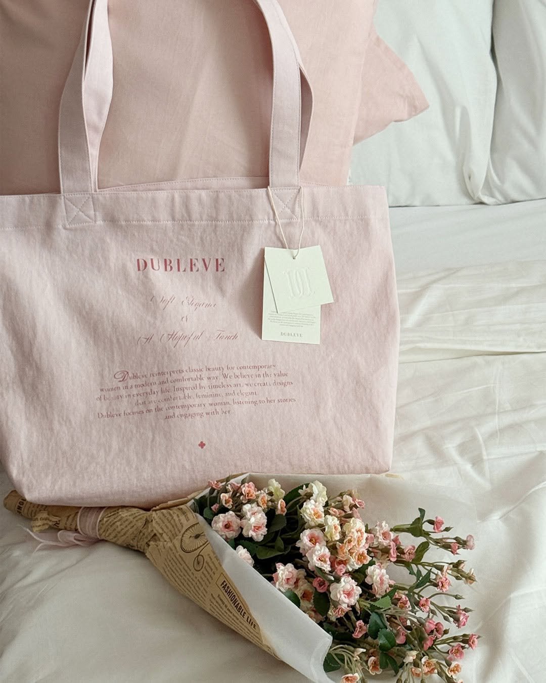 Photo by 드브르베 DUBLEVE on September 10, 2025. May be an image of grocery bag, drawstring, prairie gentian, baby's-breath and text.