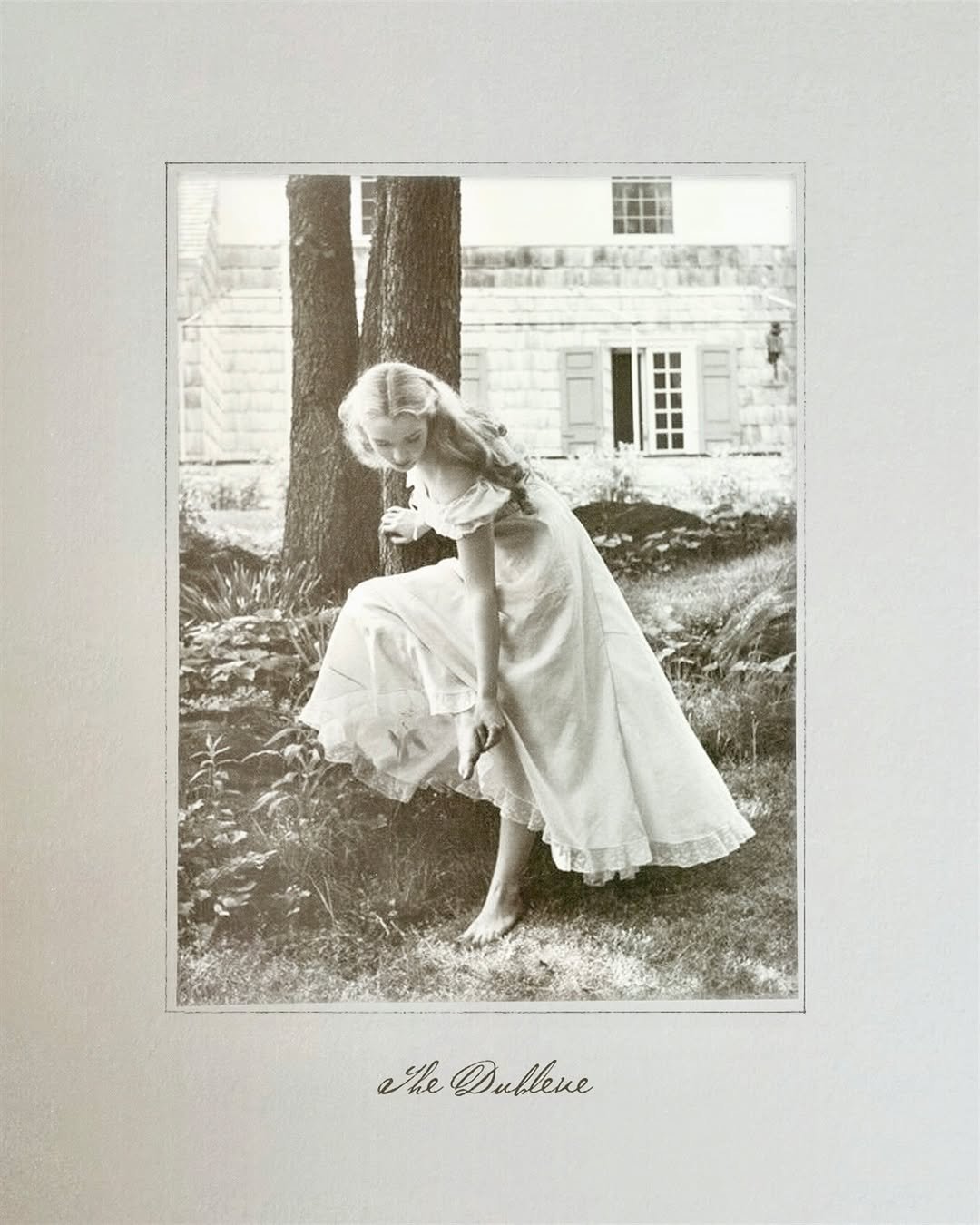 Photo by DUBLEVE 드브르베 on October 27, 2025. May be a black-and-white image of book, the Cotswolds and text that says 'Whe Dullewe D'.