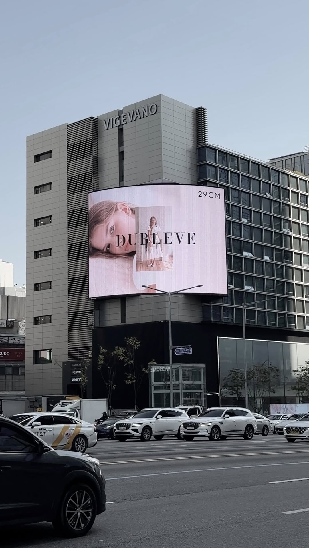 _dubleve__ 게시물 이미지: 서울 한복판에 등장한 드브르베 🤍 어디일까요?
장소를 맞히신 분 중 추첨을 통해...