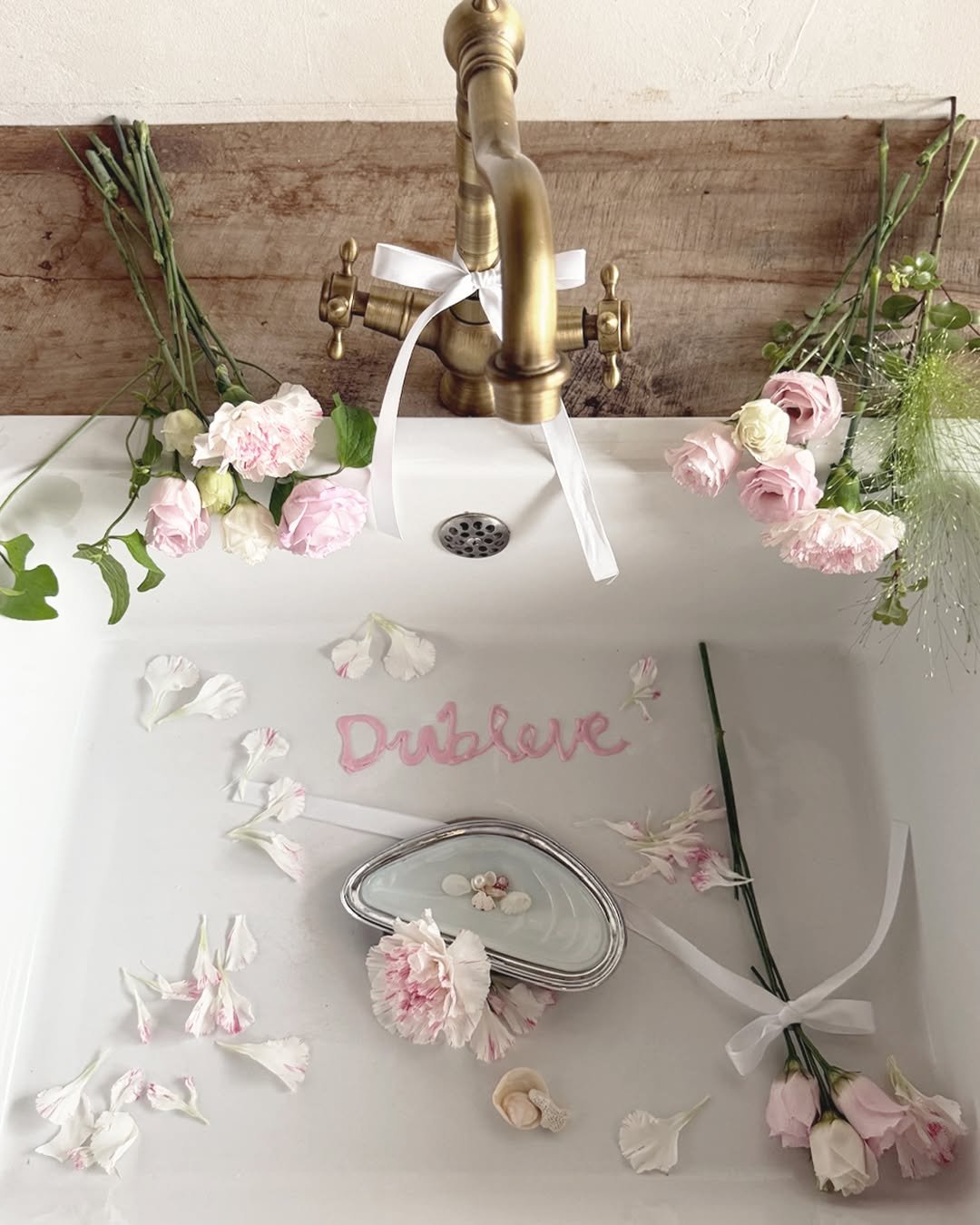 Photo by 드브르베 DUBLEVE on August 27, 2025. May be an image of sink, bathtub, wash basin, flower arrangement, prairie gentian, carnation and text that says 'Dubleve Dubleve'.