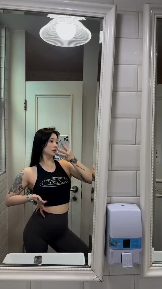 _eunxfit 게시물 이미지: 몸무게는 똑같은데 살 빠졌다 소리만 듣는 중 
역시 중요한건 눈바디 ,, 벌크는 이제 안할거에오😛