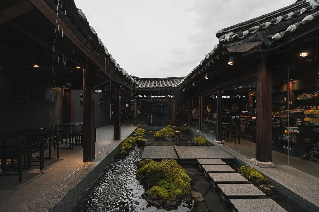 Photo shared by 글로우서울 (GLOWSEOUL) on October 16, 2025 tagging @rainreport_official.