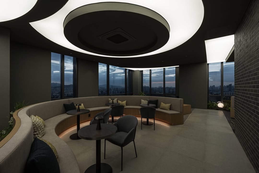 Photo by 글로우서울 (GLOWSEOUL) on November 28, 2024.