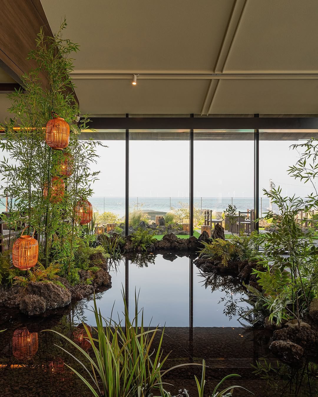 Photo shared by 글로우서울 (GLOWSEOUL) on June 17, 2025 tagging @cheongsudang_aewol.