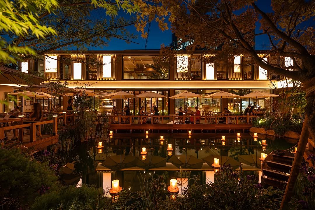 Photo shared by 글로우서울 (GLOWSEOUL) on July 10, 2025 tagging @glow_seongsu.official.