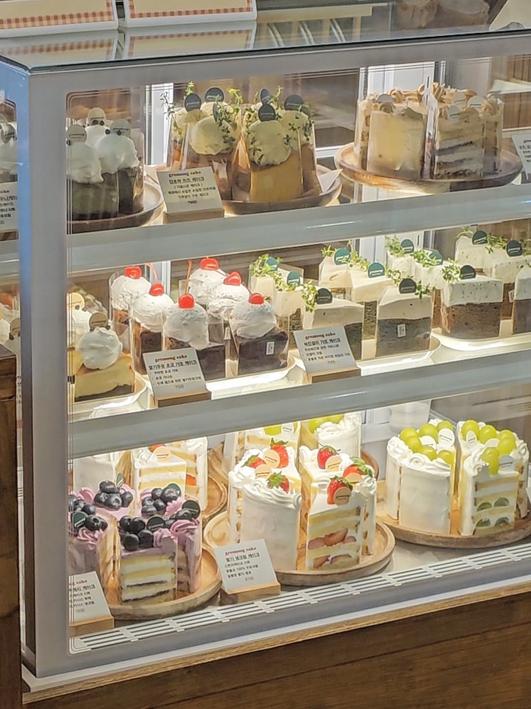 Photo by 그레몽디저트샵/ 배곧디저트카페/배곧생크림케이크 on November 09, 2025. May be an image of dessert and text.