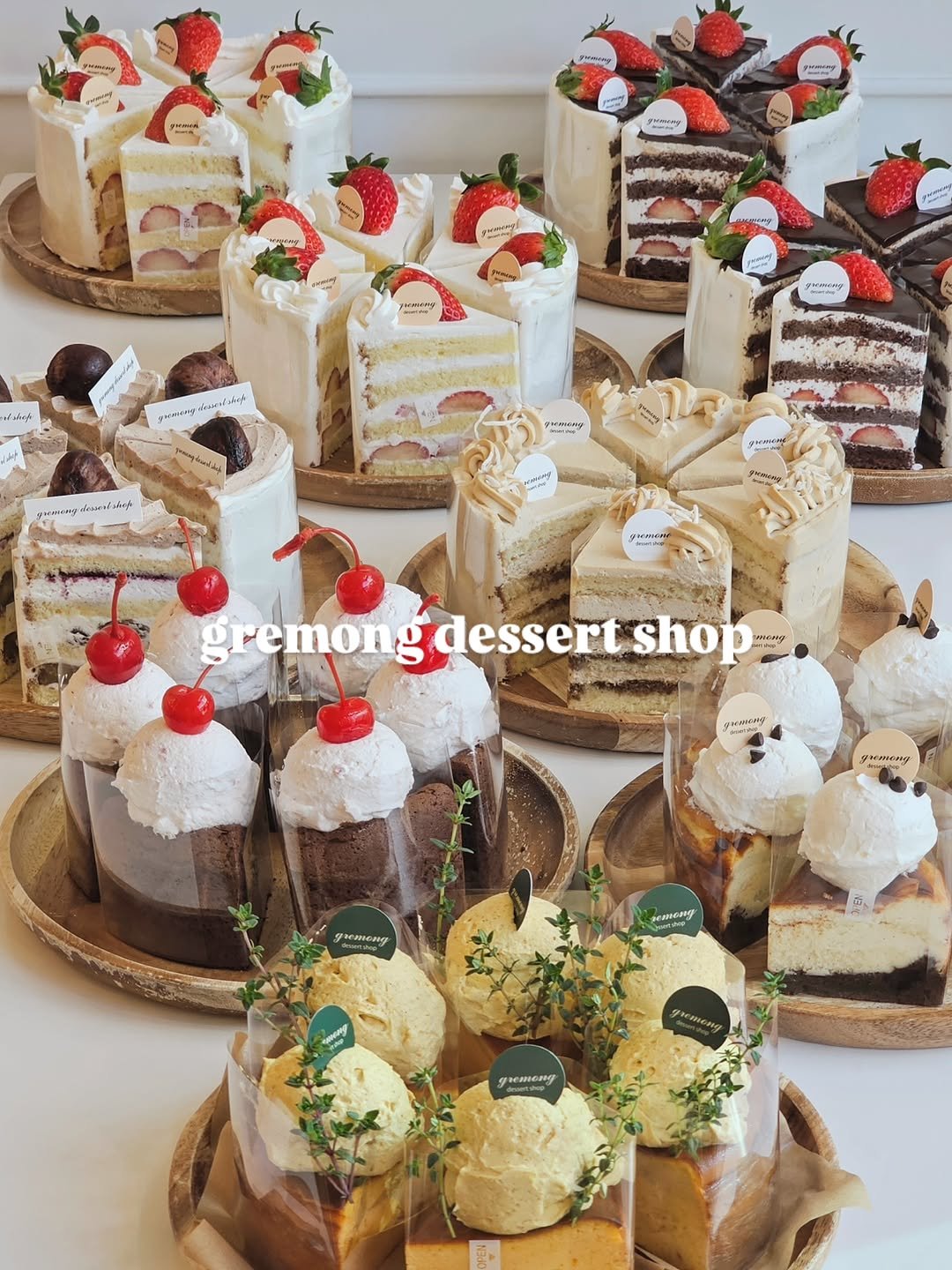 Photo by 그레몽디저트샵/ 배곧디저트카페/배곧생크림케이크 on November 14, 2025. May be an image of chiffon cake, strawberry and text.