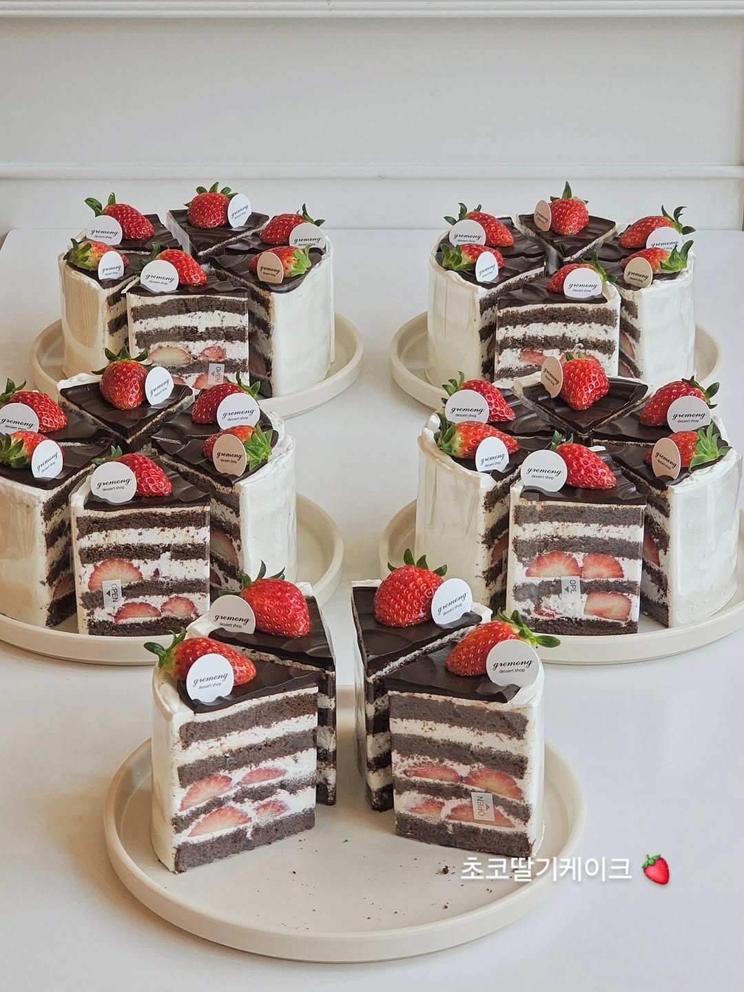 Photo by 그레몽디저트샵/ 배곧디저트카페/배곧생크림케이크 on December 27, 2025. May be an image of wedding cake, strawberry, fruitcake, chocolate cake and text.
