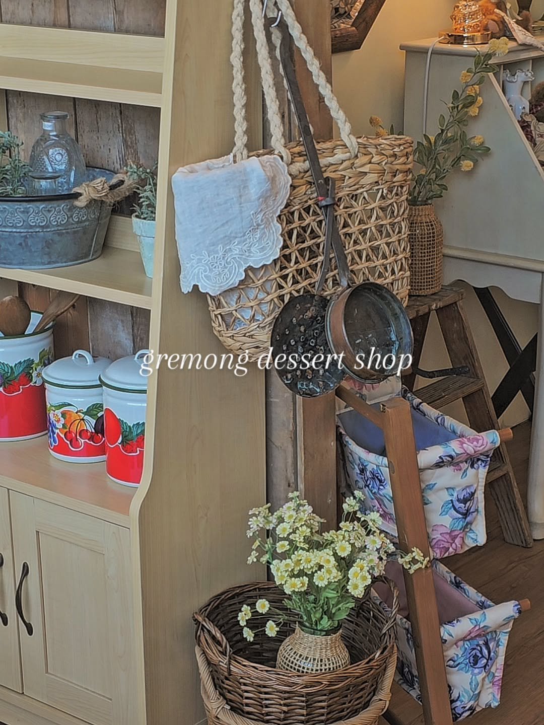 Photo by 그레몽디저트샵/ 배곧디저트카페/배곧생크림케이크 on February 16, 2026. May be an image of plate rack, towel rack, shelf, armoire, cabinet, basket and text that says 'อนะน se5S 695 gremong gremongdessertshop g dessert shop'.