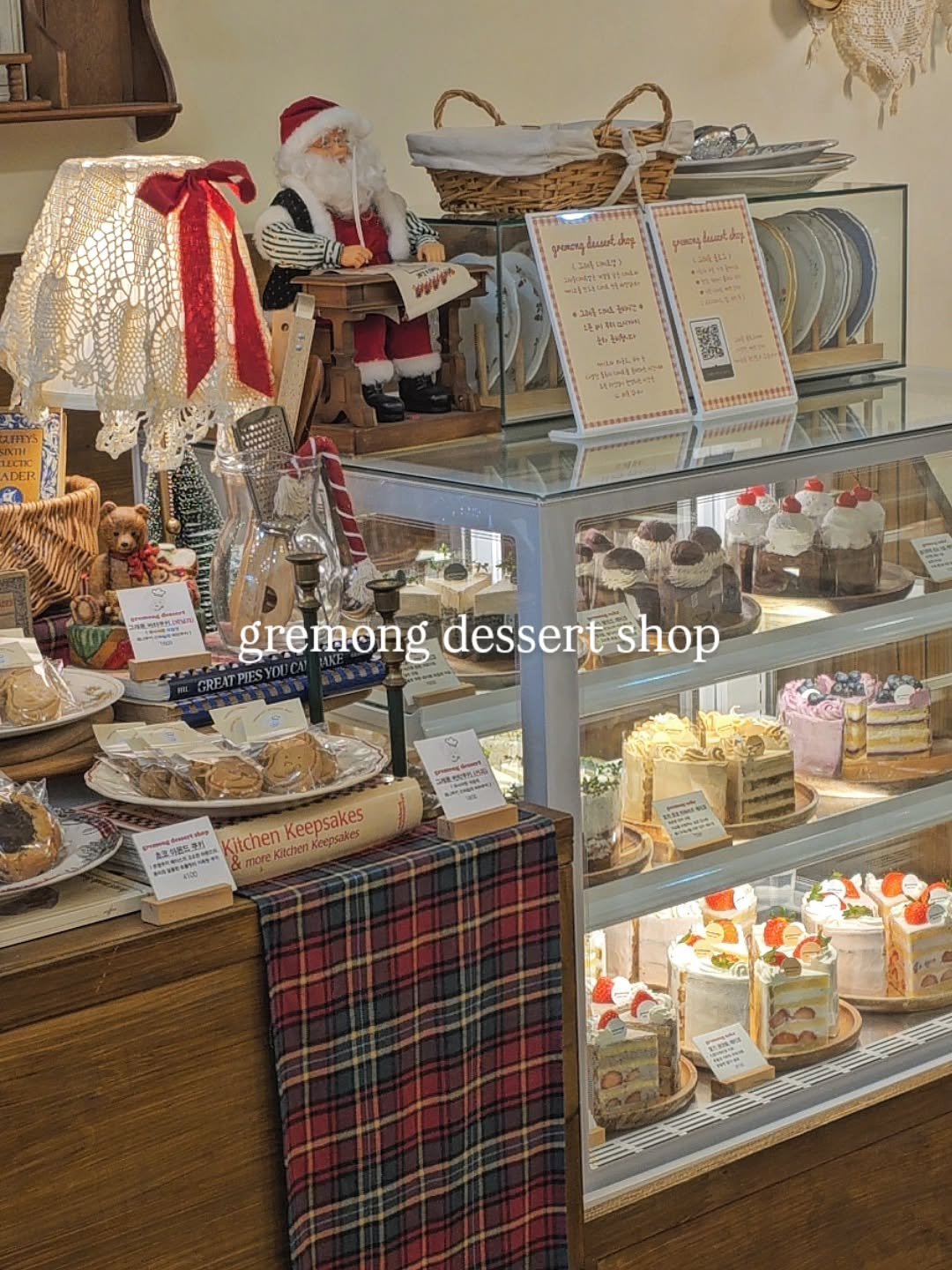 Photo by 그레몽디저트샵/ 배곧디저트카페/배곧생크림케이크 on December 18, 2025. May be an image of cake, display case, placemat, gingerbread cookie, bread and text.