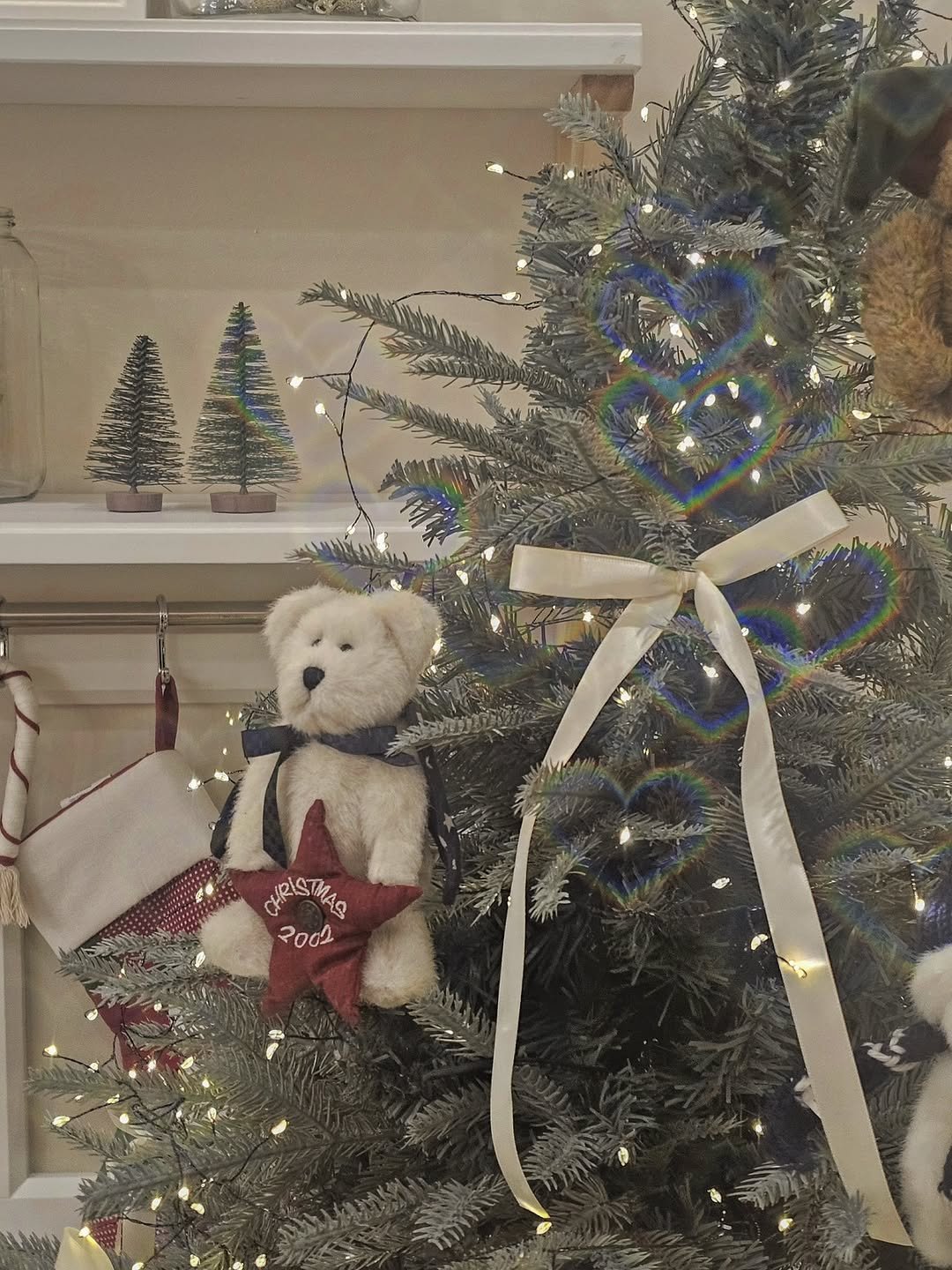 Photo by 그레몽디저트샵/ 배곧디저트카페/배곧생크림케이크 on November 10, 2025. May be an image of gingerbread cookie, Christmas stocking and christmas tree.