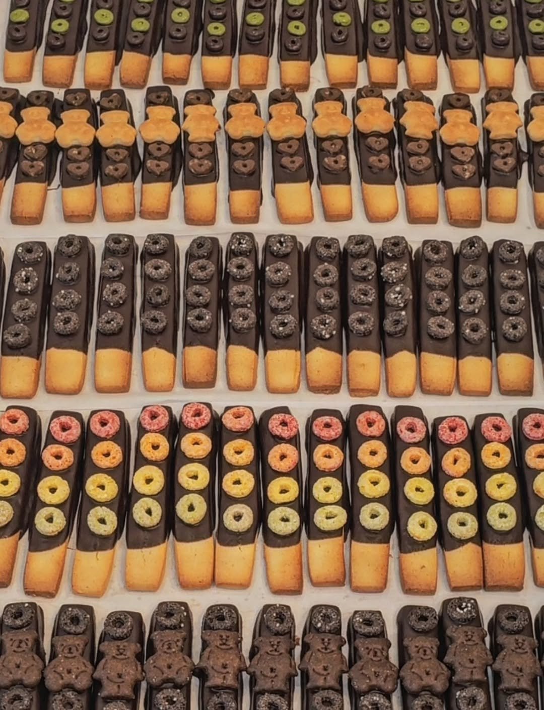 Photo by 그레몽디저트샵/ 배곧디저트카페/배곧생크림케이크 on November 10, 2025. May be an image of lighter and text.