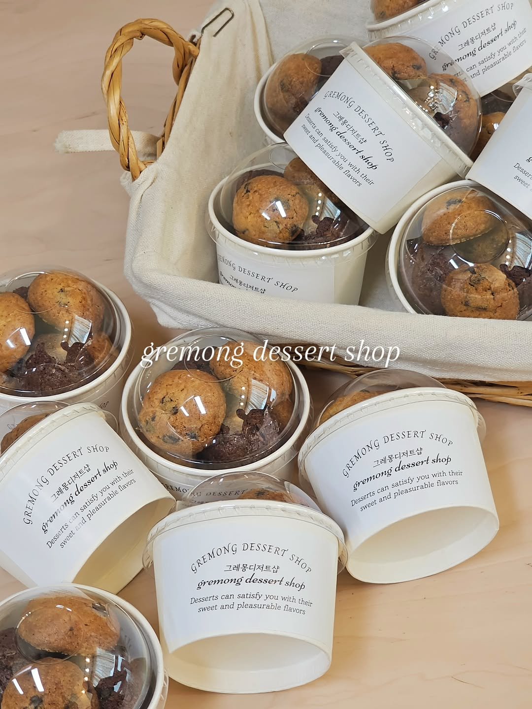 _gremong_dessertshop 게시물 이미지: *
바삭달콤한 미니초코칩쿠키!
2가지맛 믹스구성에 한입크기로 드시기 좋아요
.
안에...