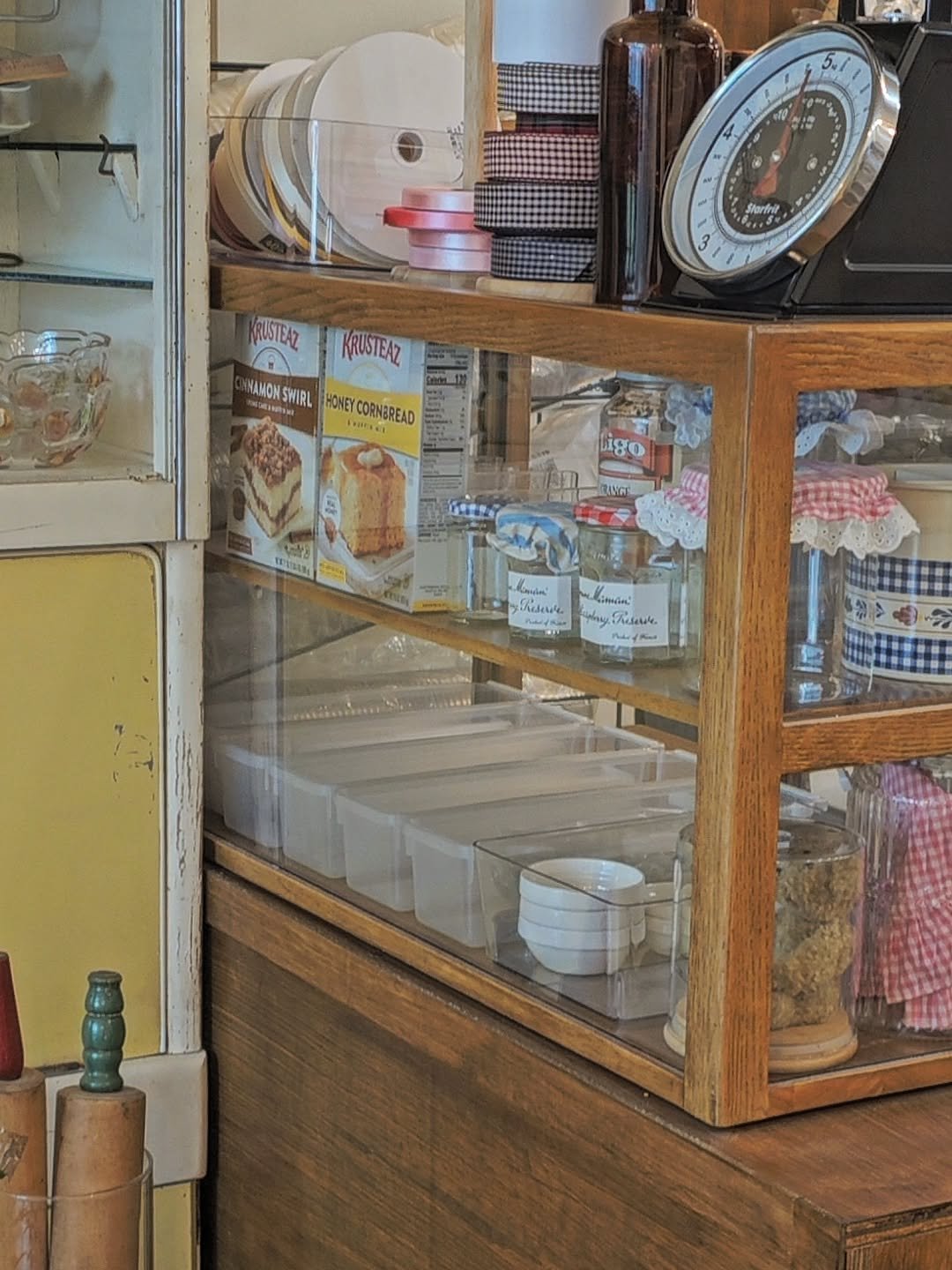 Photo by 그레몽디저트샵/ 배곧디저트카페/배곧생크림케이크 on February 17, 2026. May be an image of display case, cabinet, spice rack and text.