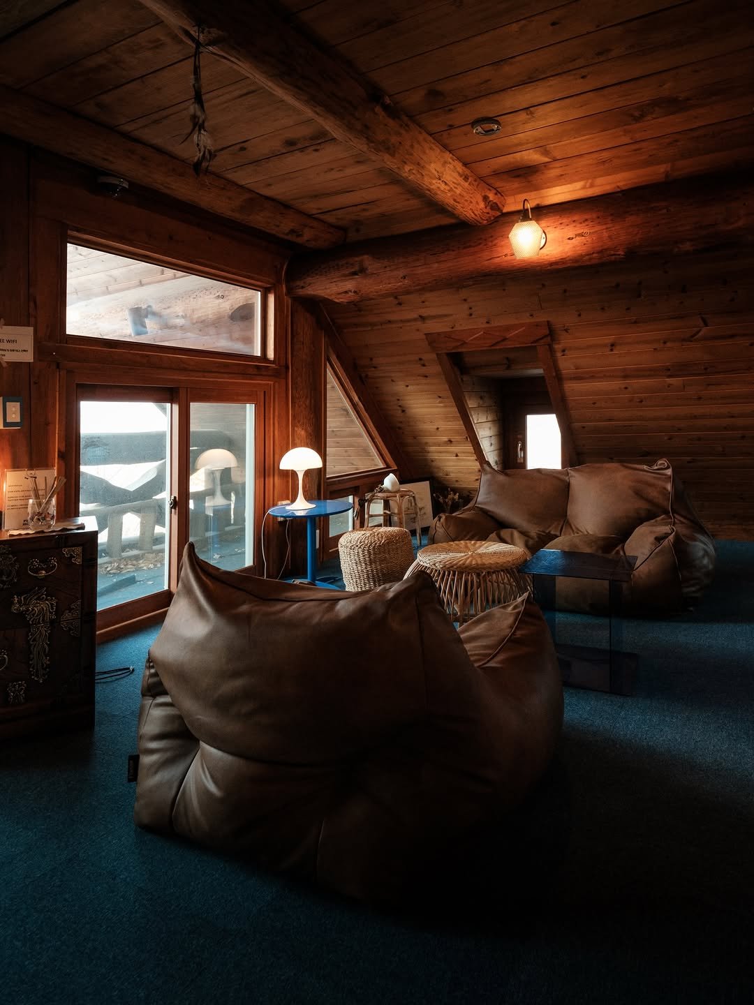 Photo shared by 히세댓 | 카페•팝업•F&B•전시•숙소 on December 29, 2025 tagging @2nd_piggy_house. May be an image of sofa and text.