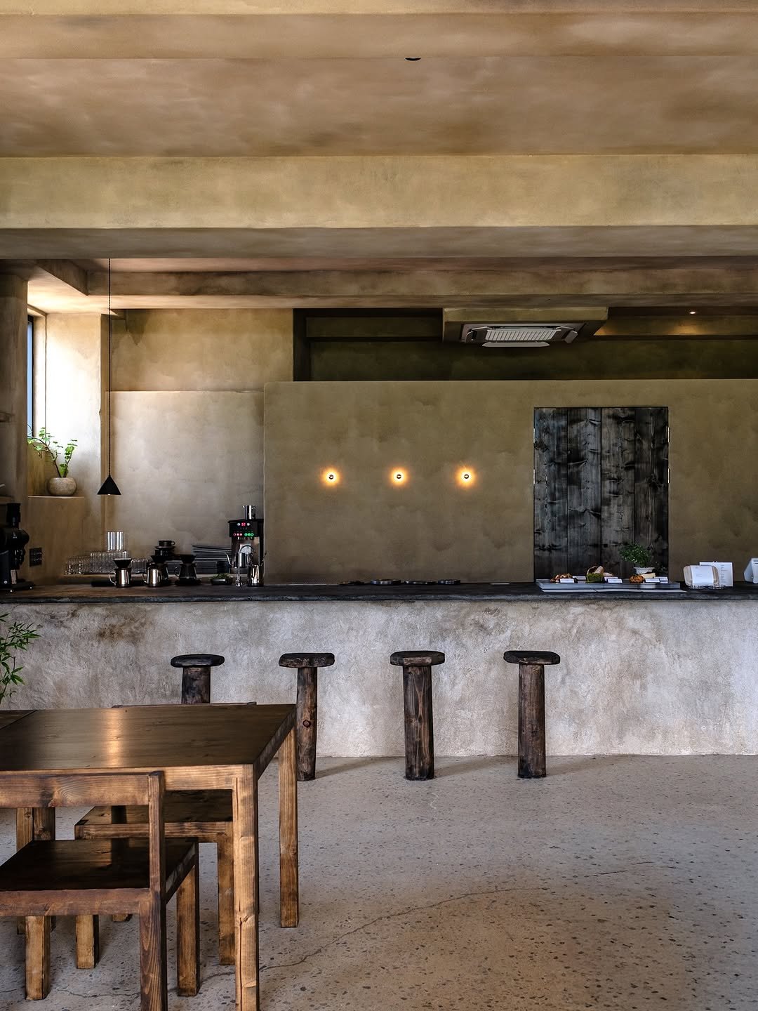 Photo shared by 히세댓 | 카페•팝업•F&B•전시•숙소 on September 26, 2025 tagging @so.gyeong.gye. May be an image of sink, table, kitchen table, dining table, indoors and text.