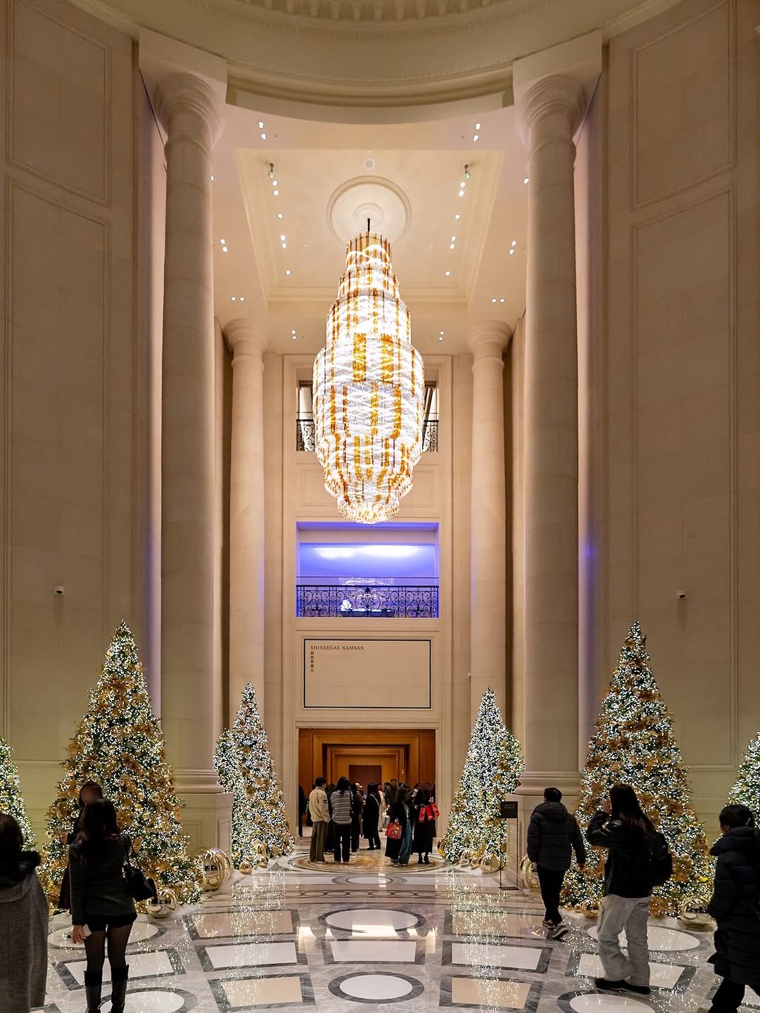 Photo shared by 히세댓 | 카페•팝업•F&B•전시•숙소 on December 23, 2025 tagging @only_shinsegae, and @cjenm.musical. May be an image of christmas tree, candle holder, lighting, chandelier and text.