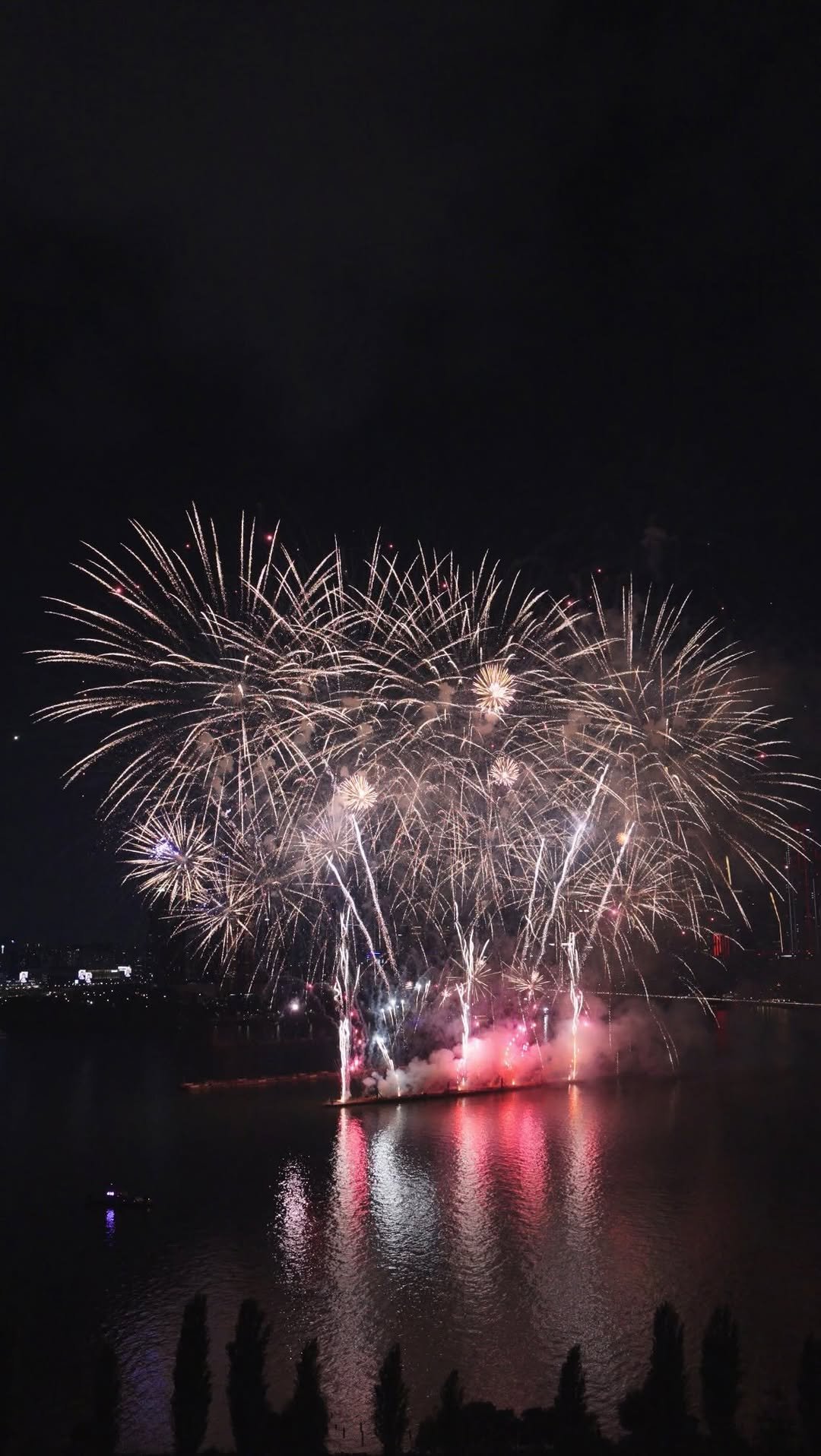 _he_said_that 게시물 이미지: 가을 밤하늘을 수놓은 서울세계불꽃축제 2025

이탈리아, 캐나다, 대한민국 총...