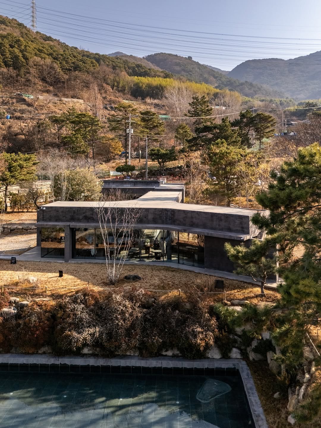 Photo shared by 히세댓 | 카페•팝업•F&B•전시•숙소 on December 18, 2025 tagging @chacolhaus. May be an image of text.