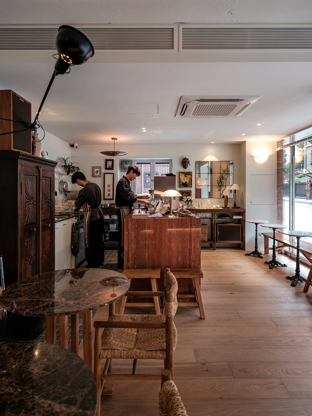 Photo shared by 히세댓 | 카페•팝업•F&B•전시•숙소 on September 21, 2025 tagging @marmott.cafe. May be an image of 2 people, lighting, woodwork, indoors and text.