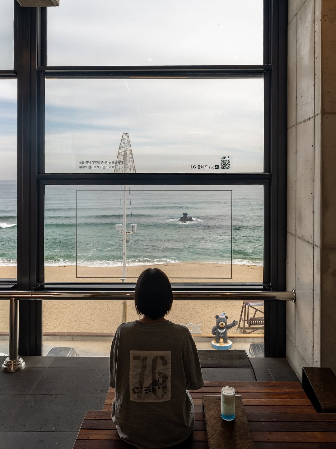 Photo shared by 히세댓 | 카페•팝업•F&B•전시•숙소 on October 02, 2025 tagging @lgelectronics_kr. May be an image of 1 person and text.