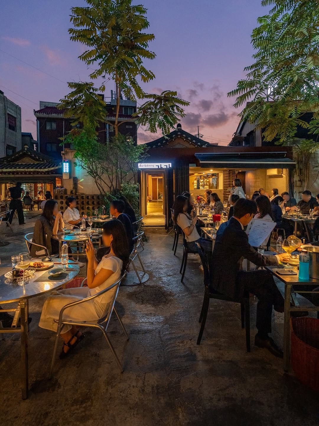 Photo shared by 히세댓 | 카페•팝업•F&B•전시•숙소 on September 29, 2025 tagging @gagabar_seoul. May be an image of 8 people, outdoors and text.