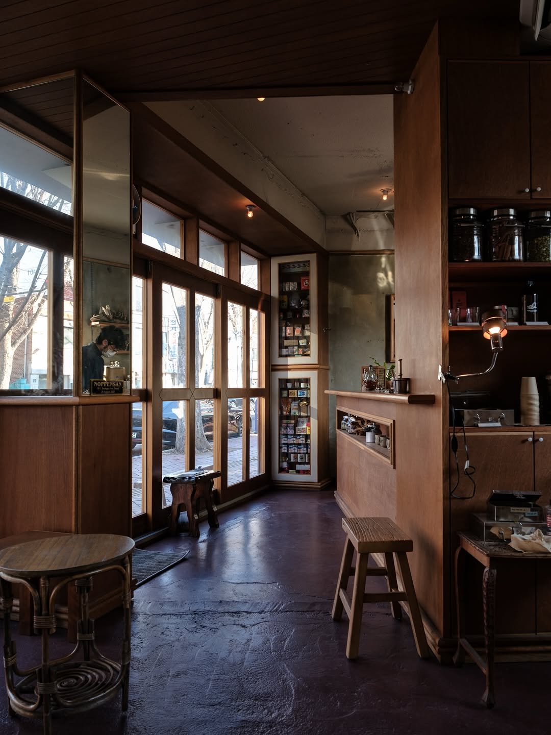 Photo shared by 히세댓 | 카페•팝업•F&B•전시•숙소 on December 25, 2025 tagging @noppensan. May be an image of indoors and text.