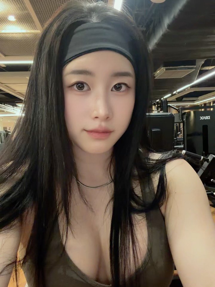 _hipzzi_00 게시물 이미지: .
헤어밴드 쓰고 여기저기 돌아댕기기🏃‍♀️
뛰다보니 벌써더워~~🥵
웨이트와...