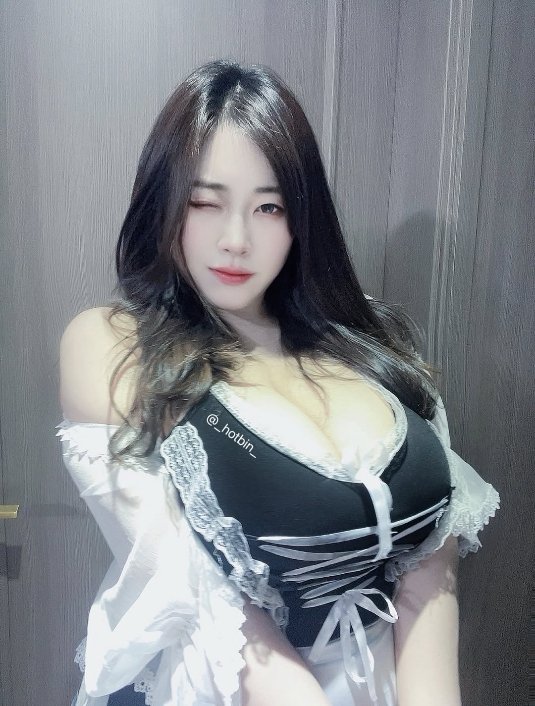 Photo by 핫빈 HOTBIN on October 23, 2025. May be an image of one or more people, hair and costume.