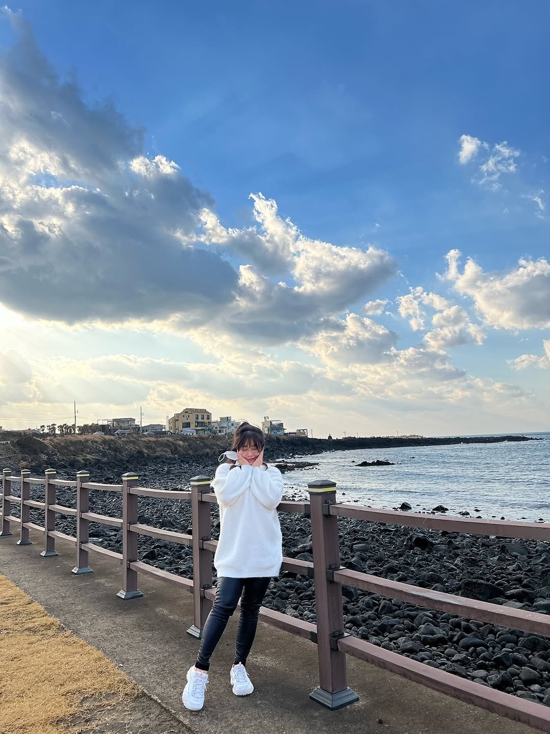 Photo by 핫빈 HOTBIN on November 09, 2025. May be an image of cloud, ocean and text.