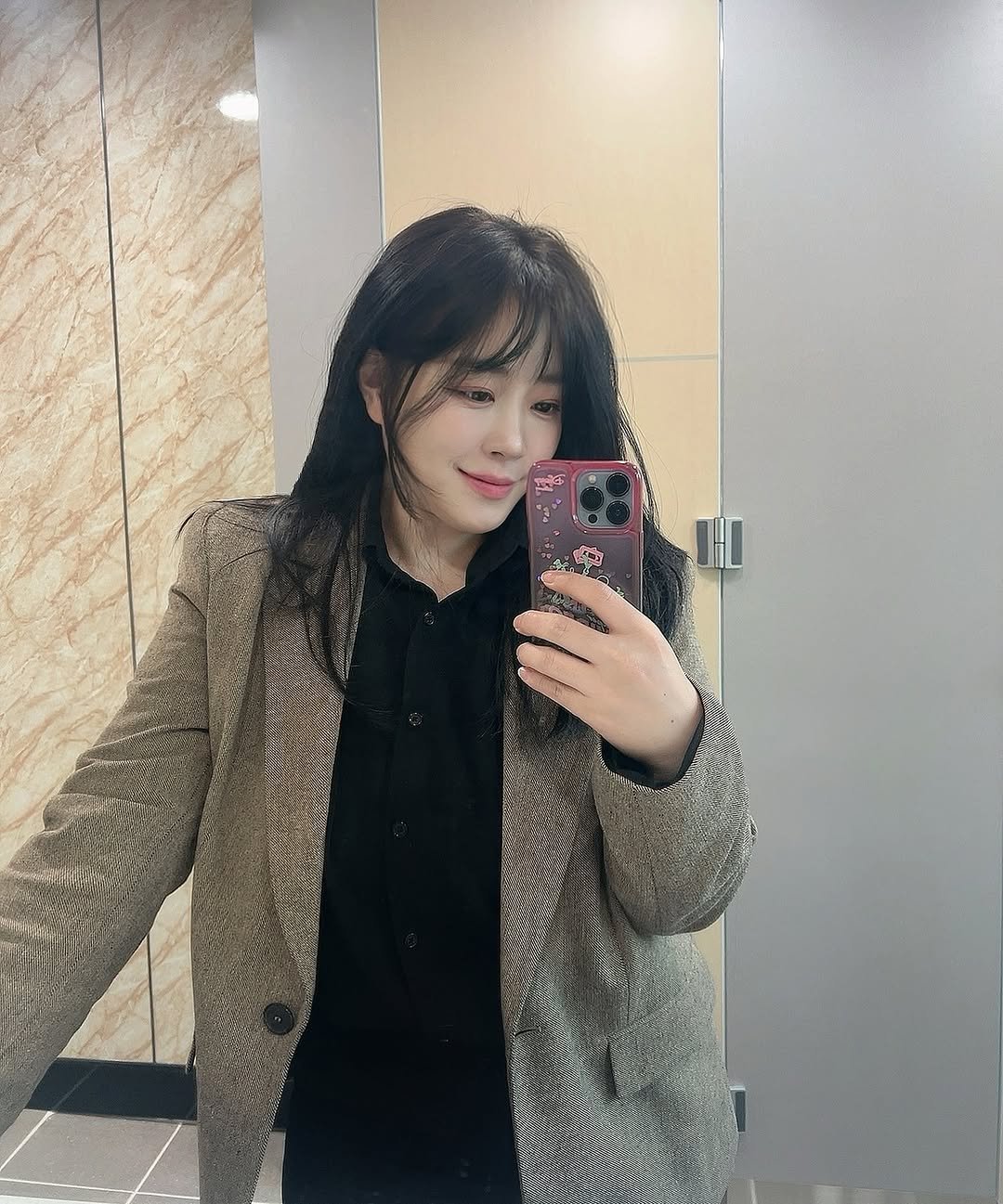 _hotbin_ 게시물 이미지: 2025❤️ WELCOME 

미리 해피뉴이어 

흔치않은 슈트 #오피스룩 

셀카...