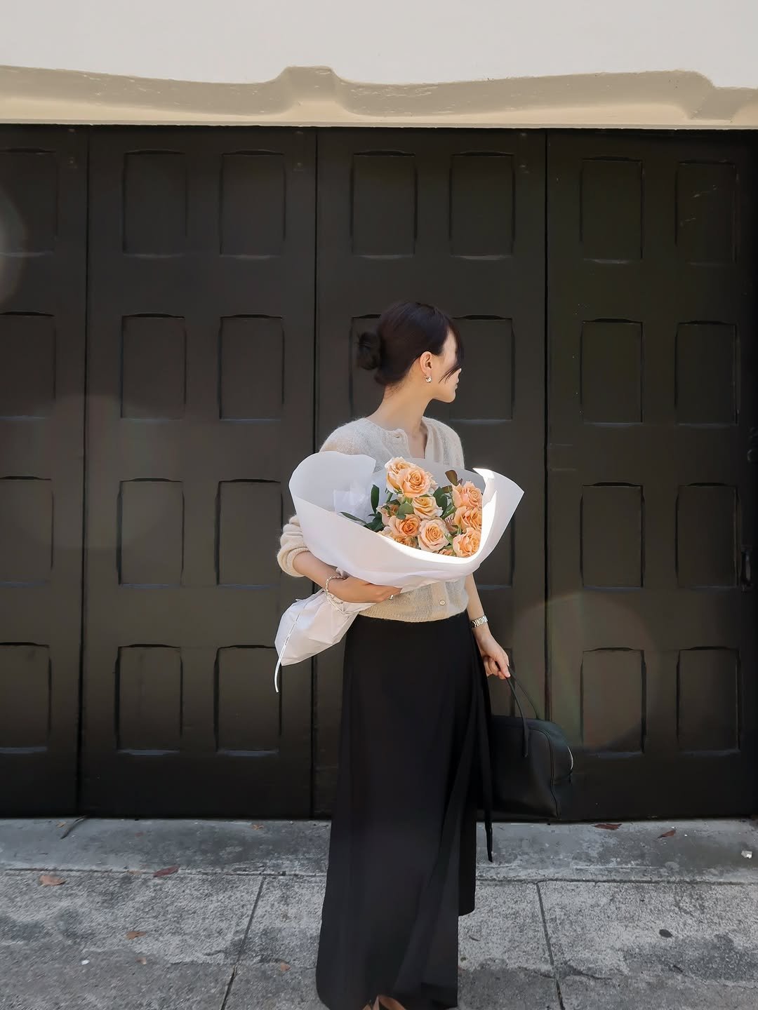 Photo by 혜정 on March 01, 2026. May be an image of flower arrangement, prairie gentian, baby's-breath, white lily and text.